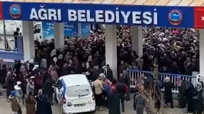 Belediye önünde bayram şekeri dağıtılırken izdiham yaşandı: Çok yaralayıcı