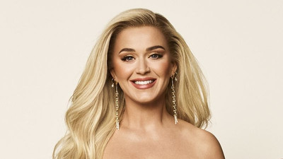 Deniz kızı kostümü giyen dünyaca ünlü şarkıcı Katy Perry, canlı yayında düştü