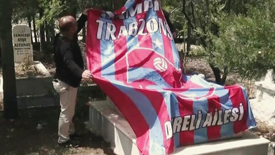 Arkadaşının vasiyetini 22 yıl sonra yerine getirdi: Mezarına Trabzonspor bayrağı örttü