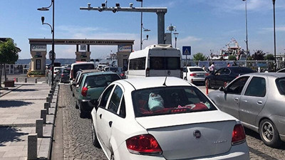 '200 liracık' kuyruğu: Köprü boş kaldı, feribot için 1 kilometre kuyruk oldu