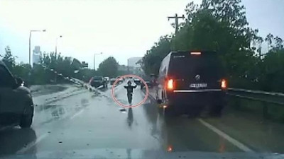 Ani manevra yapan aracın kapısı açıldı, çocuk yola savruldu