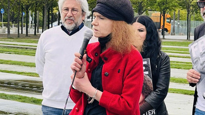 Berlin'de Gezi protestosu: Yazar Aslı Erdoğan'dan elleri kelepçeli tepki