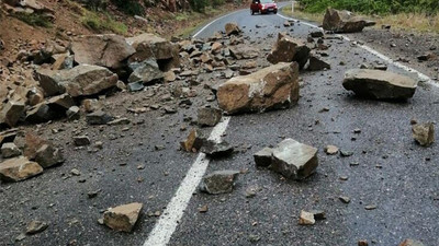 Artvin'de kayaların düştüğü yol, ulaşıma kapandı