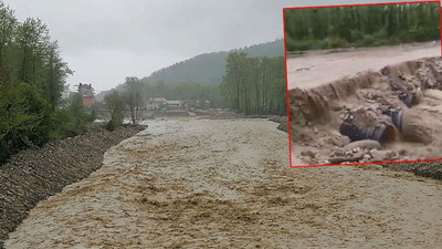 Dere taştı; köprü su altında kaldı