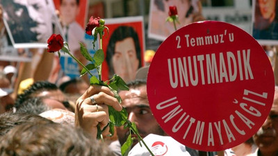 Madımak Oteli’ni yakmaya gelen iki kişinin adı yıllar sonra anıttan kaldırıldı