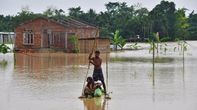 Hindistan ve Bangladeş'te sel, heyelan ve fırtına: En az 57 ölü