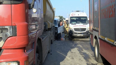 İşçileri taşıyan minibüs ile kamyon çarpıştı: 11 yaralı