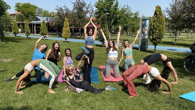 Parkta yoga yapan kadınlara polis engeli