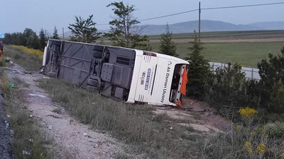 Afyonkarahisar'da yolcu otobüsü devrildi: 2'si ağır, 27 yaralı