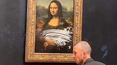 Yaşlı kadın kılığındaki adam, Mona Lisa tablosuna pasta fırlattı