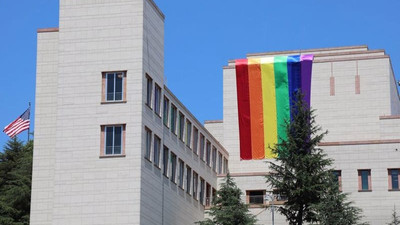 ABD konsolosluğuna LGBTİ+ bayrağı asıldı, AKP'li vekil 'Tanrı'yı kıyamete zorlamak' dedi