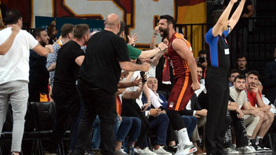 Galatasaray, Anadolu Efes'i bir kez daha mağlup etti, seriyi eşitledi