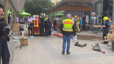 Berlin'de araç kalabalığın arasına daldı: 1 ölü, 30 yaralı