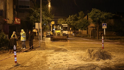 Sivas'ta sağanak nedeniyle yol çöktü, bazı evleri su bastı