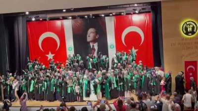 Kocaeli İlahiyat, mezuniyet törenini 10. Yıl Marşı'yla yaptı