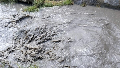 Kömür tozları yağmurla dereye aktı, İzmit Körfezi karardı