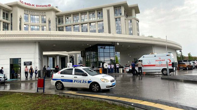 Hastasını teslim edemeyen ambulans şoföründen eylem: Kendini Sağlık Bakanlığı önünde araca kilitledi