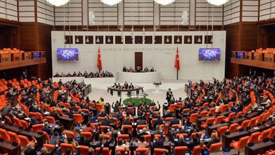 Meclis Başkanvekilinden CHP'li vekilin sözünü kesen AKP'li Akbaşoğlu'na: Otur yerine, terbiyesizlik yapma