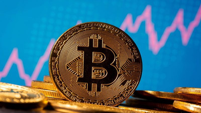 Bitcoin rekorları altüst etti: 106 bin dolar