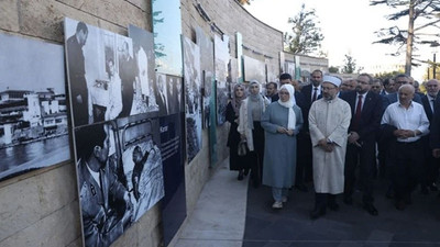 Diyanet içinde ‘hanımefendi’ şeklinde hitap edilen Seher Erbaş'ın çantasını polis taşıyor