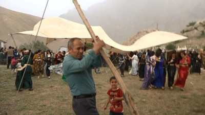 Hakkari'de fırtına düğün çadırını uçurdu; çadırın altında kalan 3 kadın yaralandı