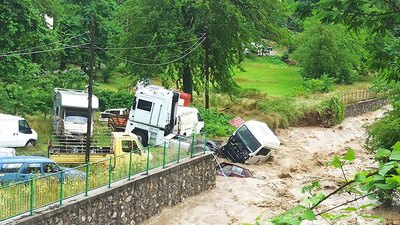 Batı Karadeniz'de yağış nedeniyle dereler taştı, araçlar suya gömüldü