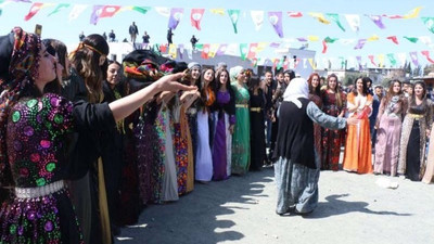 Newroz’da sarı, kırmızı ve yeşil şal sallayan kadına 10 ay hapis