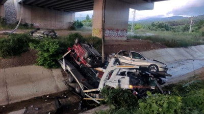 Otomobil taşıyan TIR viyadükten uçtu