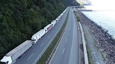 Artvin'de heyelan korkusuyla TIR'ların bekleyişi sürüyor