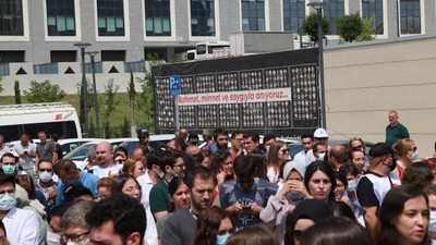 Sağlık çalışanları bakanlık önünde Fahrettin Koca'yı istifaya çağırdı