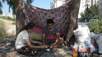 İzmir'de kirasını ödeyemeyen aile bayramda sokakta kaldı