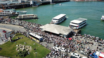 Eminönü'nde vapur sırası yoğunluğu: Dünya buraya akın etmiş gibi