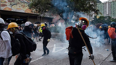 Çin'de bankadan paralarını alamayan halk isyan etti