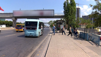 Maltepe'deki üst geçitte çırılçıplak soyunan erkek, bir kadına cinsel saldırıda bulundu