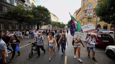 Macaristan'da vergi artışı protestosu: Göstericiler sokakları trafiğe kapattı