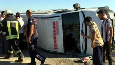 Manisa'da tarım işçilerini taşıyan minibüs devrildi: 1'i ağır, 21 yaralı