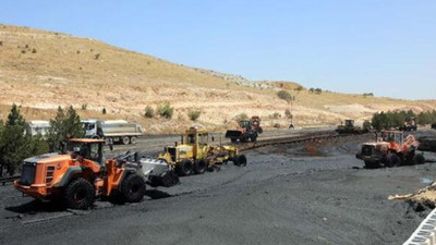 Atık havuzunun çamur deryasına dönüştürdüğü otoyol temizleniyor