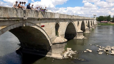 Auschwitz Kampı'nda öldürülen Romanlar için Meriç Nehri'ne çiçek bırakıldı