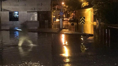 Uşak'ta sağanak, cadde ve sokakları su altında bıraktı