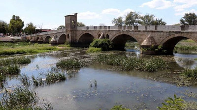 Tunca Nehri'nde debi düştü, yüzeyi çöp ve otlarla kaplandı