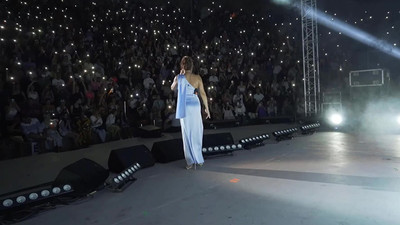 Ebru Yaşar, gelirleriyle hatıra ormanı oluşturulması için düzenlediği konserlerine Ayvalık'ta devam etti