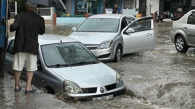 İzmir'de sağanak yağış etkili oldu: Ev ve iş yerlerini su bastı