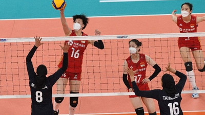 Çin Voleybol Federasyonu, kadın voleybolculara maske taktırdığı için özür diledi