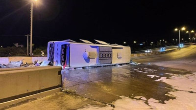 Hatay'da gişelere çarpan yolcu otobüsü devrildi: 3'ü ağır 40 yaralı