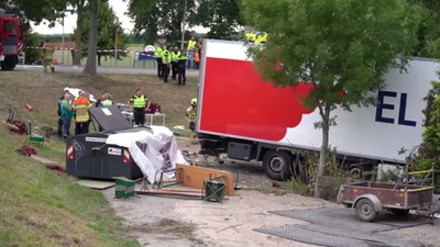 Hollanda'da kamyon barbekü partisine daldı: 6 kişi öldü