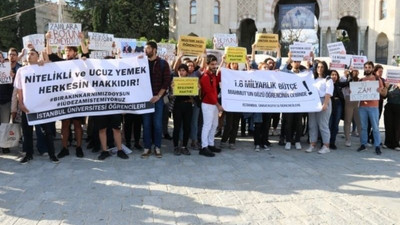 İstanbul Üniversitesi öğrencileri, yüzde 71'lik yemek zammını protesto etti