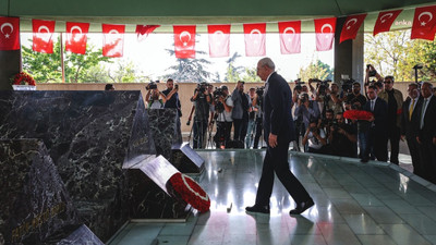 Kılıçdaroğlu'ndan, Menderes ve Özal'ın anıt mezarlarına ziyaret