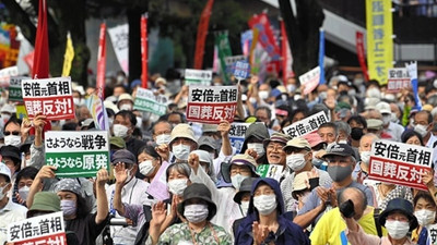 Japonya'da tayfuna rağmen Abe'nin milyon dolarlık cenaze merasimi protesto edildi