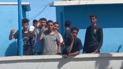 Karaburun'da yüzlerce göçmen günlerdir kilitli tutuluyor: 'Yiyecek bir şeyiniz var mı?'