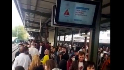 Marmaray arızalandı, seferler durdu